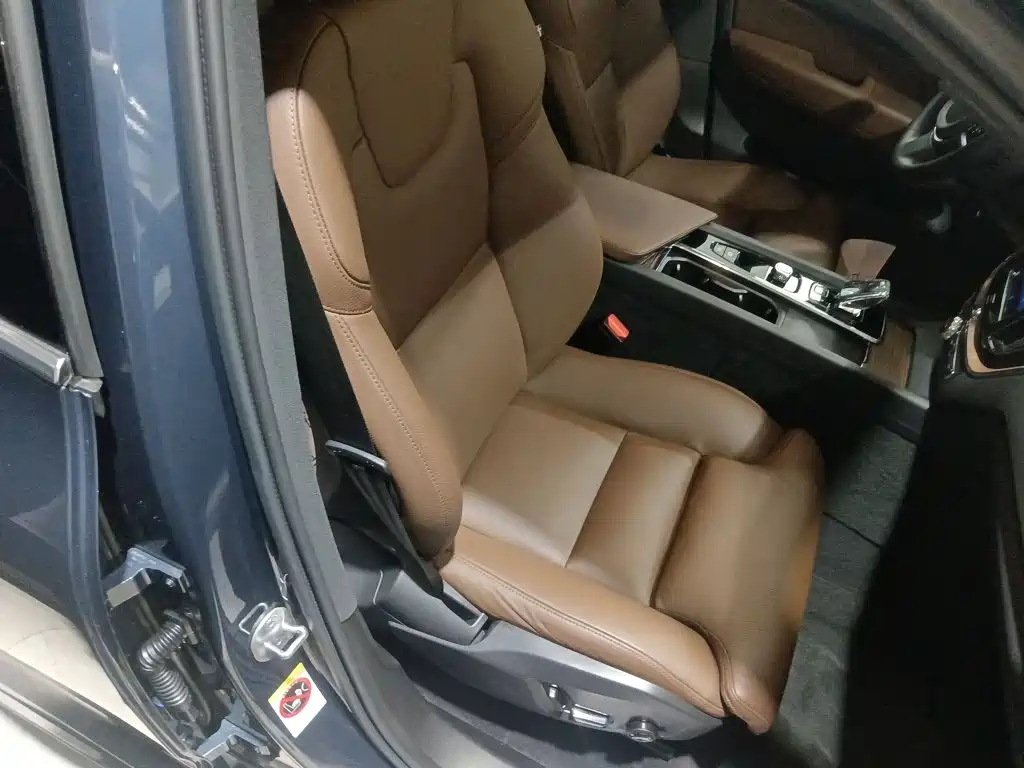 Volvo XC60 2022 — фото 25
