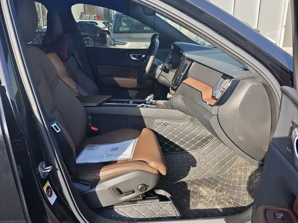 Volvo XC60 PHEV 2024 — фото 11