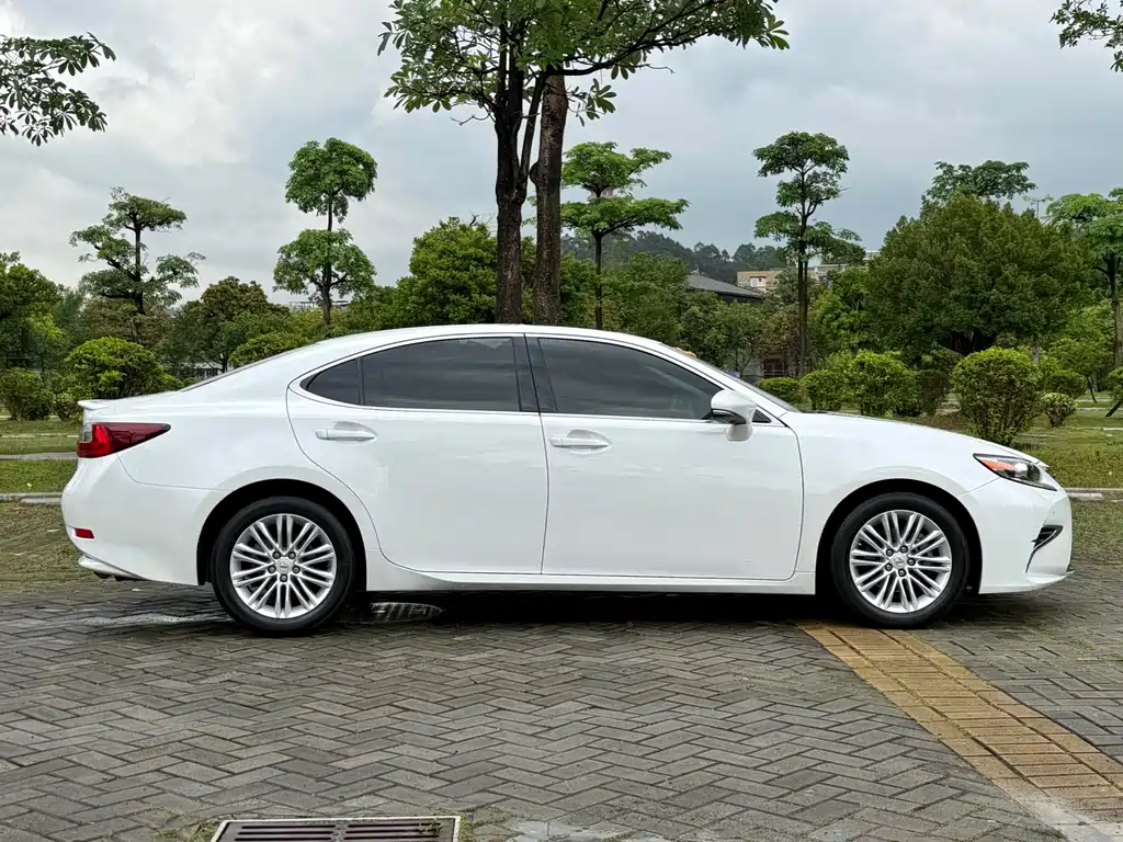Lexus ES 2017 — фото 15