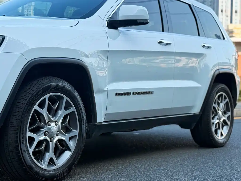 Jeep Grand Cherokee 2023 — фото 11