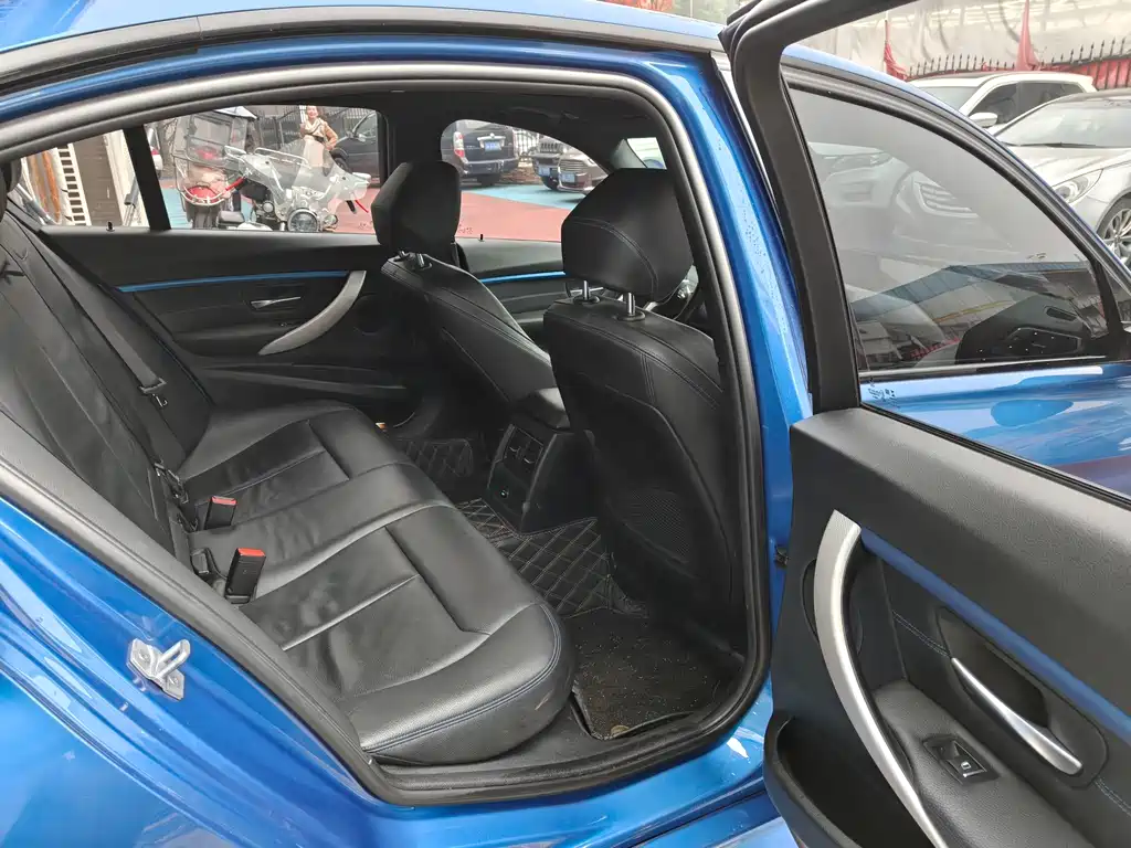 BMW 3 Series 2018 — фото 13