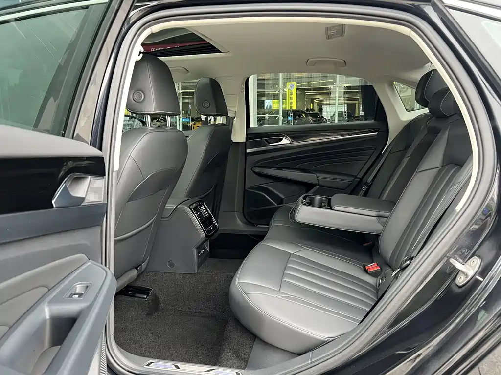 Volkswagen Passat PHEV 2023 — фото 10