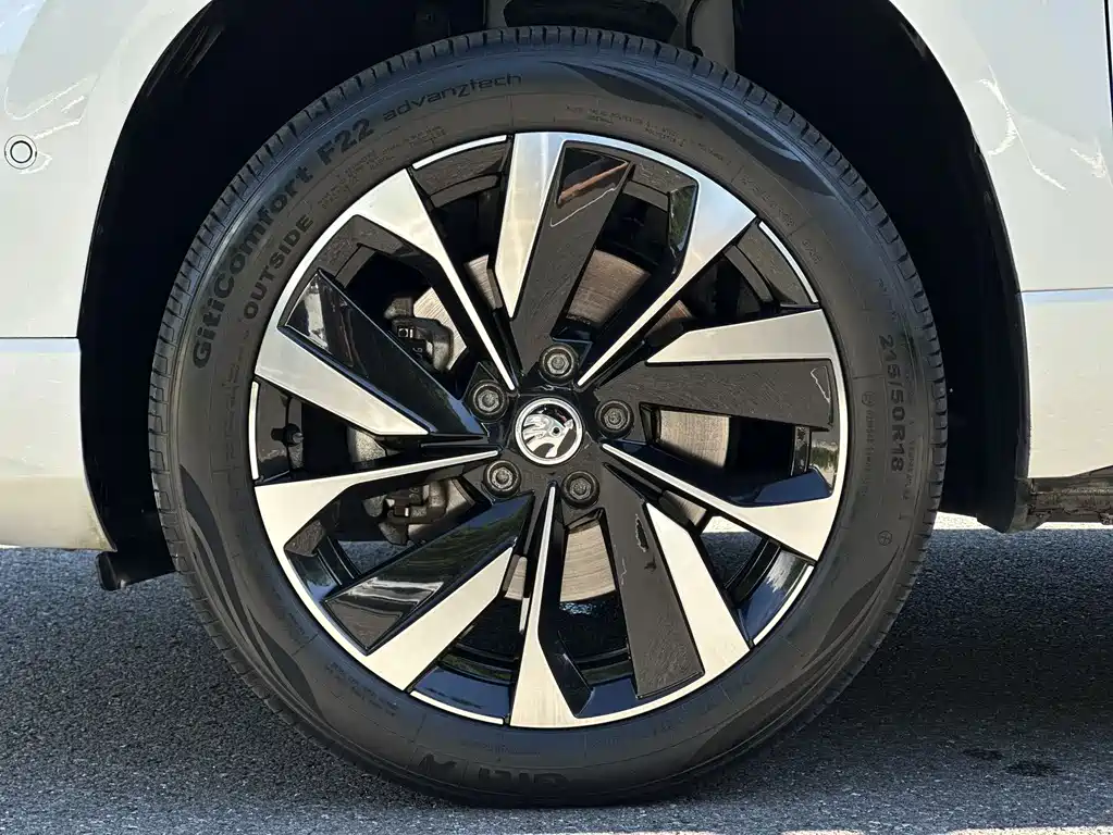 Skoda Karoq 2023 — фото 12