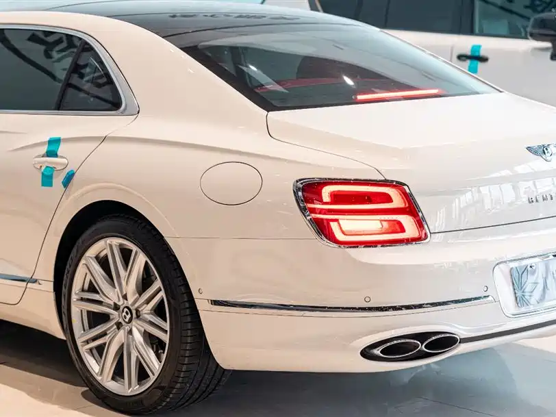 Bentley Flying Spur Plug-In Hybrid 2024 — фото 17