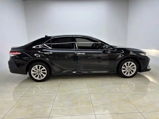 Toyota Camry 2023 — фото 11