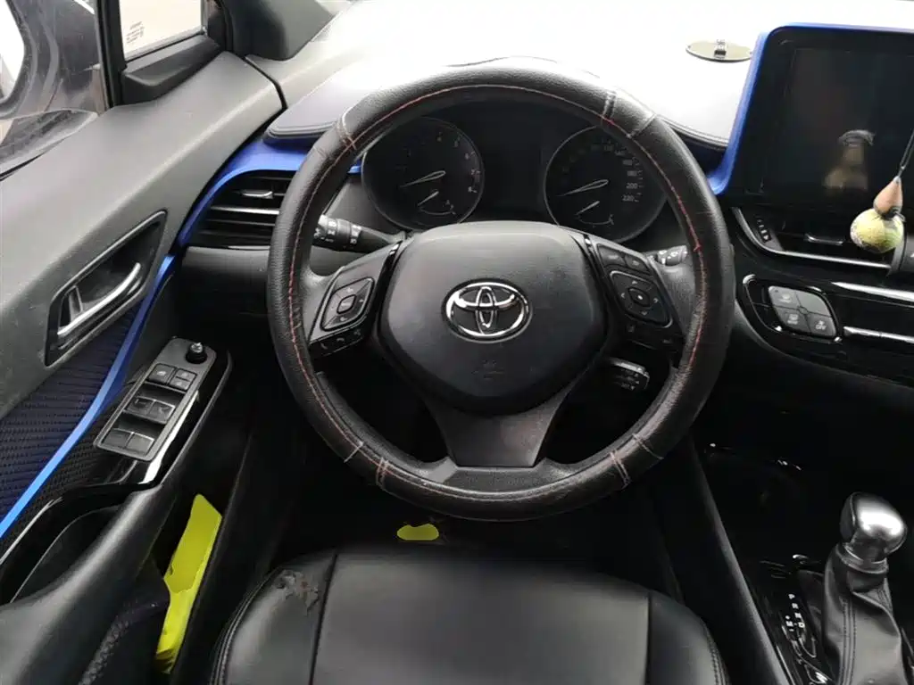 Toyota C-HR 2019 — фото 11