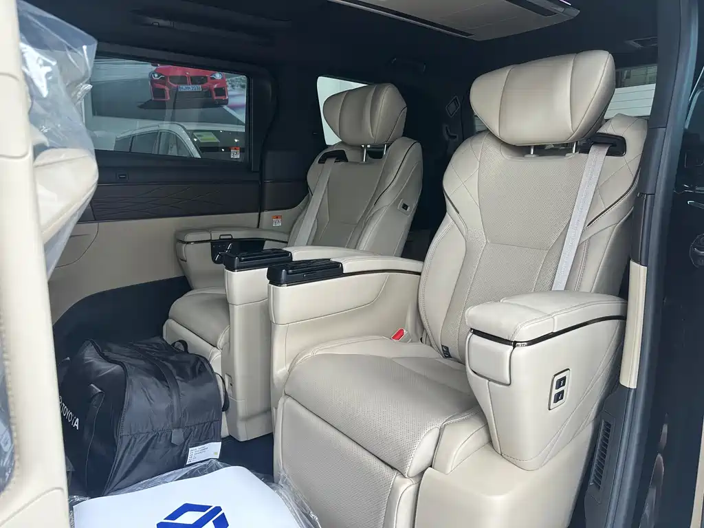 Toyota Alphard — фото 9