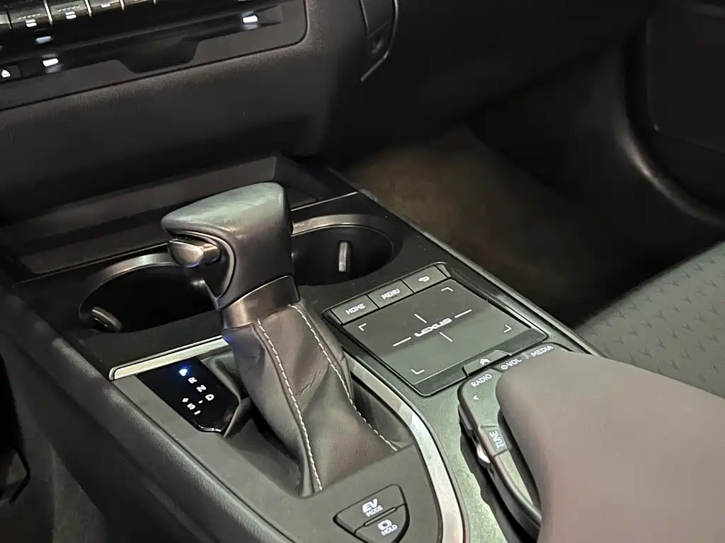 Lexus UX 2021 — фото 12