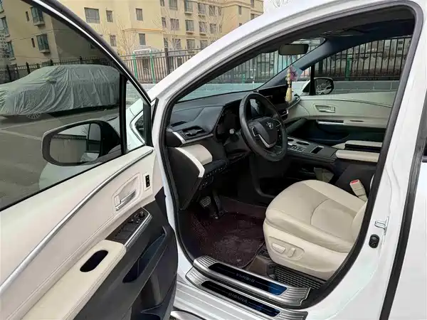 Toyota Granvia 2023