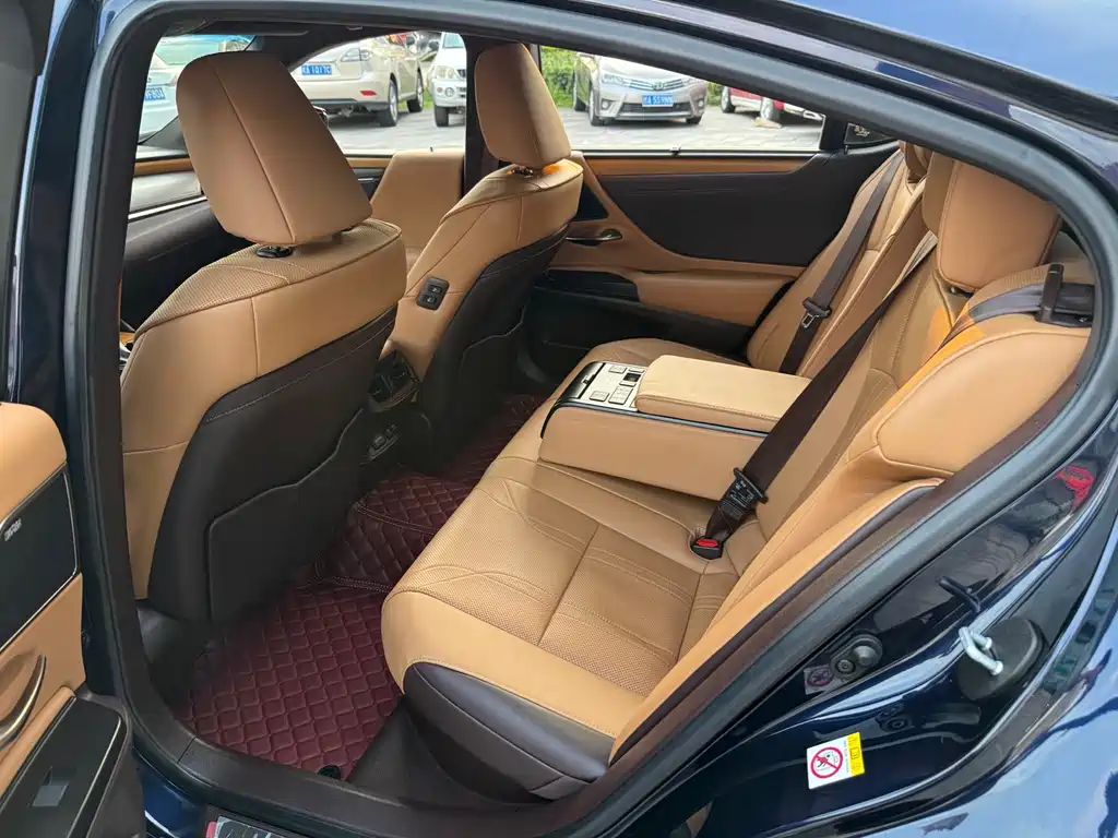 Lexus ES 2019 — фото 15