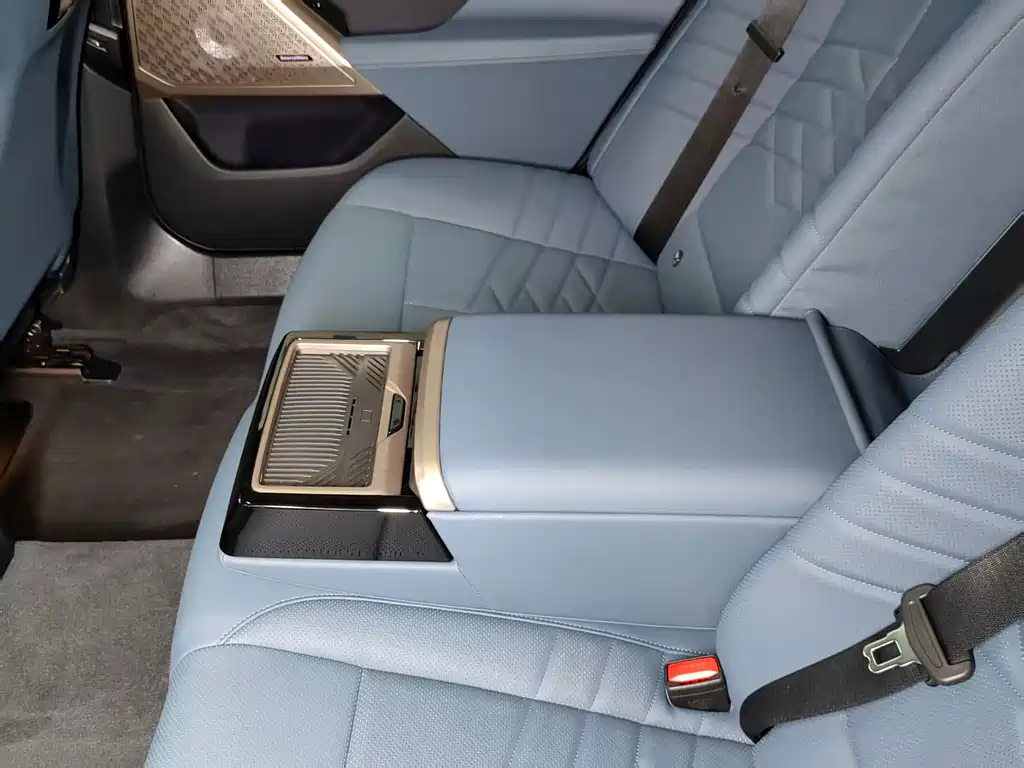 BMW 5 Series 2025 — фото 12