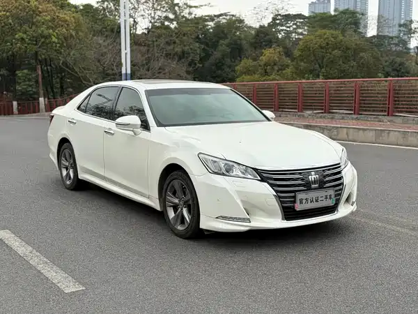 Toyota Crown 2015