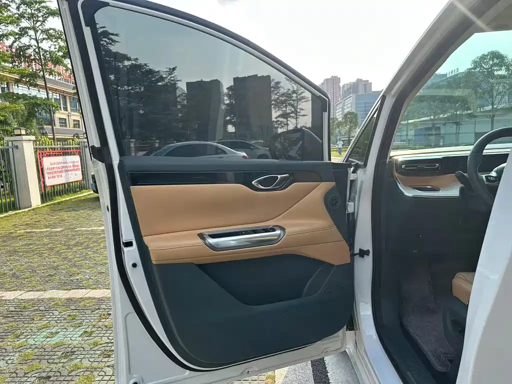 GAC Motor E8 PHEV 2025 — фото 19