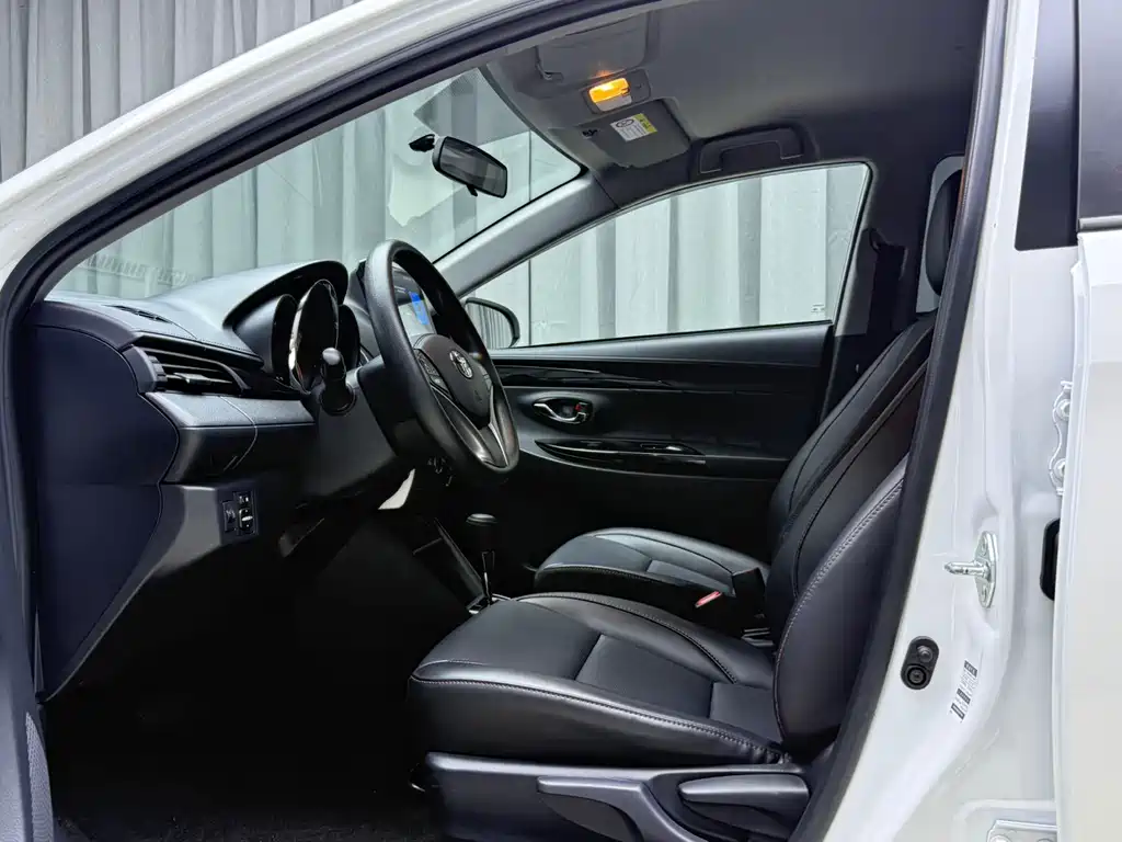 Toyota Yaris L 2022 — фото 16