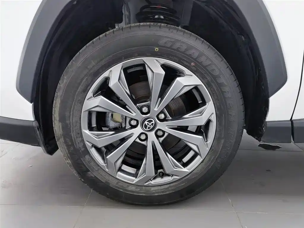 Toyota RAV4 2023 — фото 17