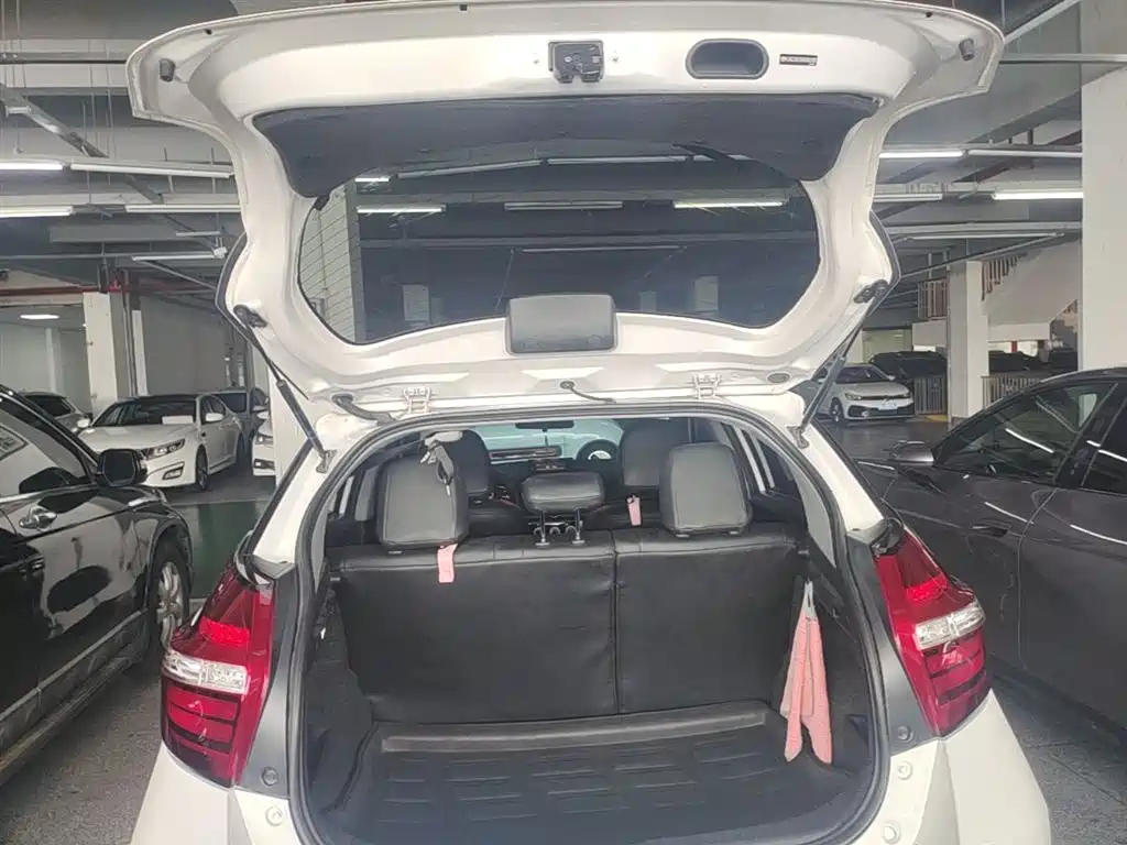 Toyota Yaris L 2022 — фото 19