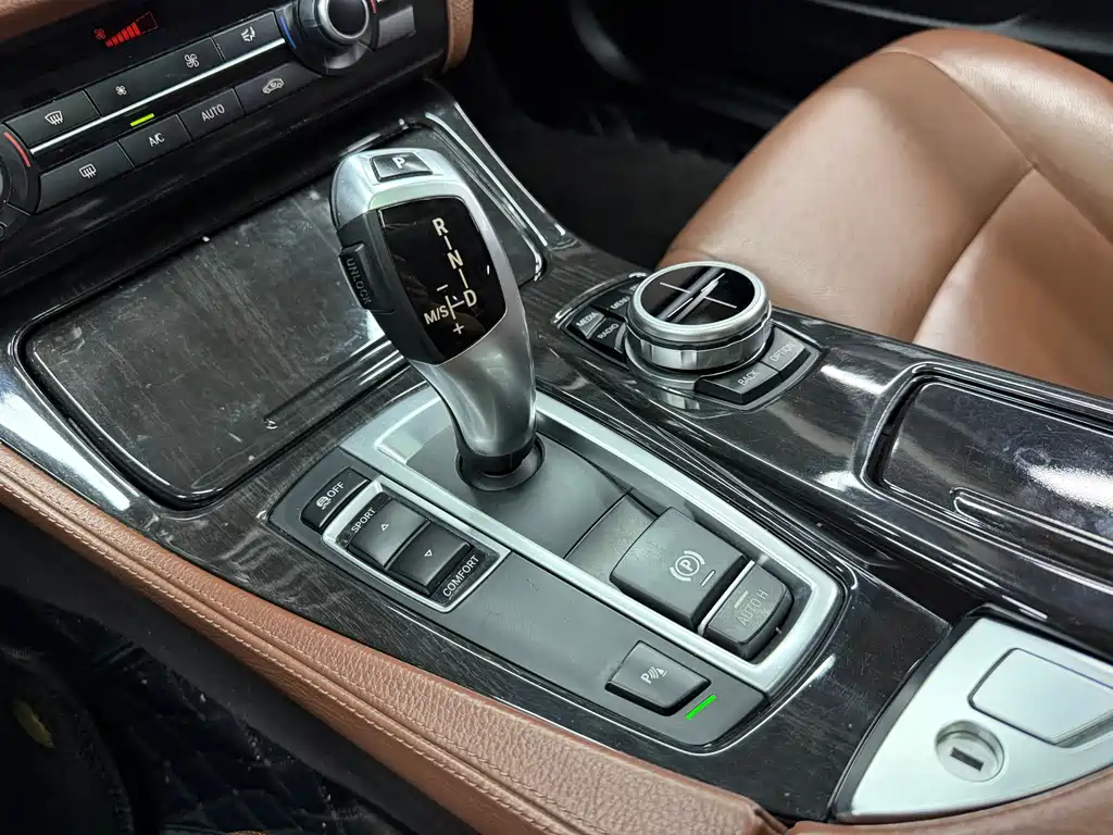 BMW 5 Series 2015 — фото 17