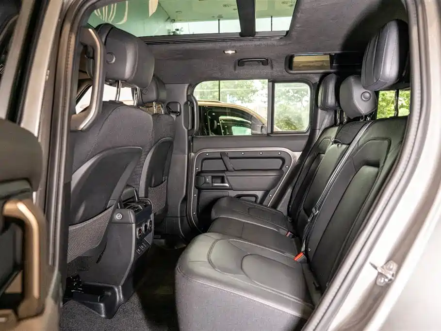 Land Rover Defender 2025 — фото 11