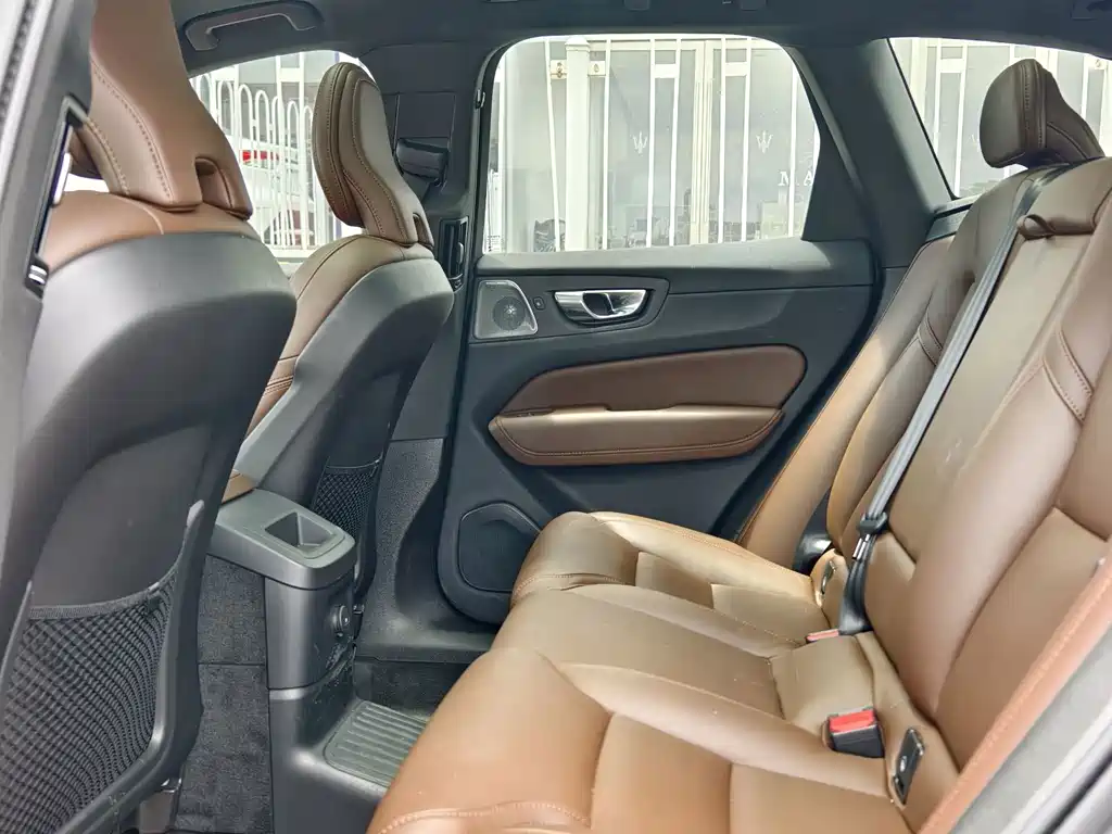 Volvo XC60 Plug-In Hybrid 2024 — фото 10