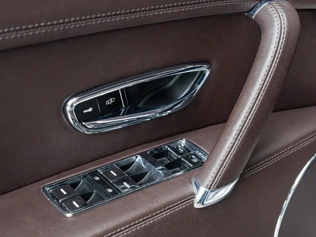 Bentley Flying Spur 2017 — фото 17
