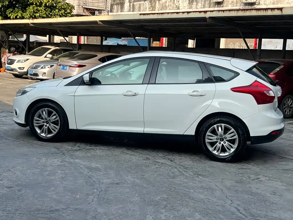 Ford Focus 2014 — фото 8