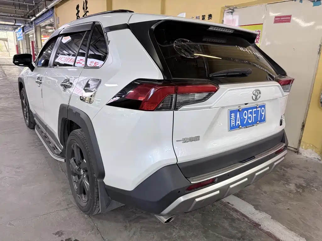 Toyota RAV4 2022 — фото 18