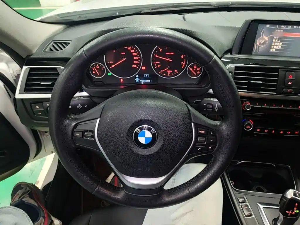 BMW 3 Series 2017 — фото 11