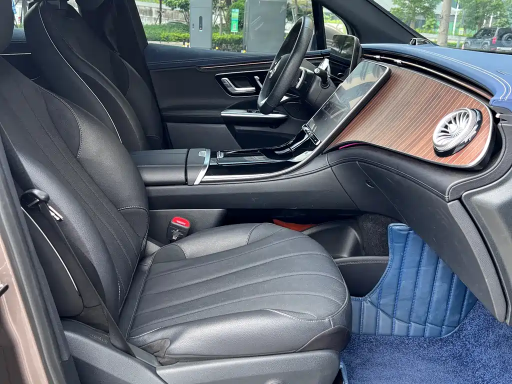 Mercedes-Benz EQE SUV 2023 — фото 13