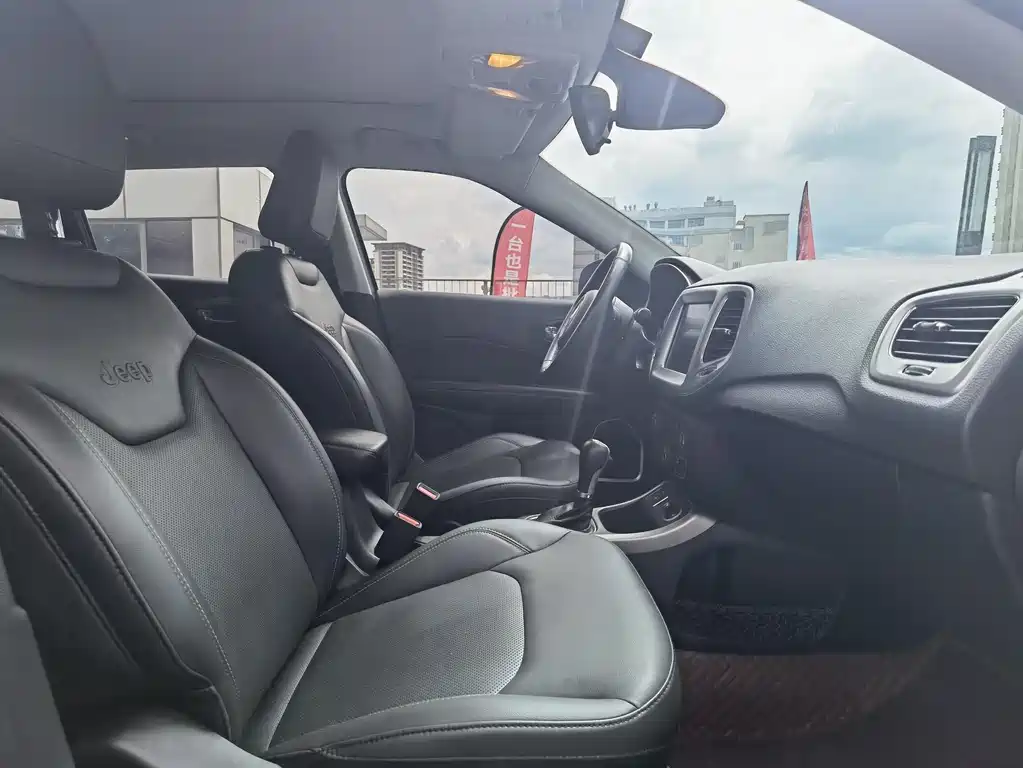 Jeep Compass 2018 — фото 24
