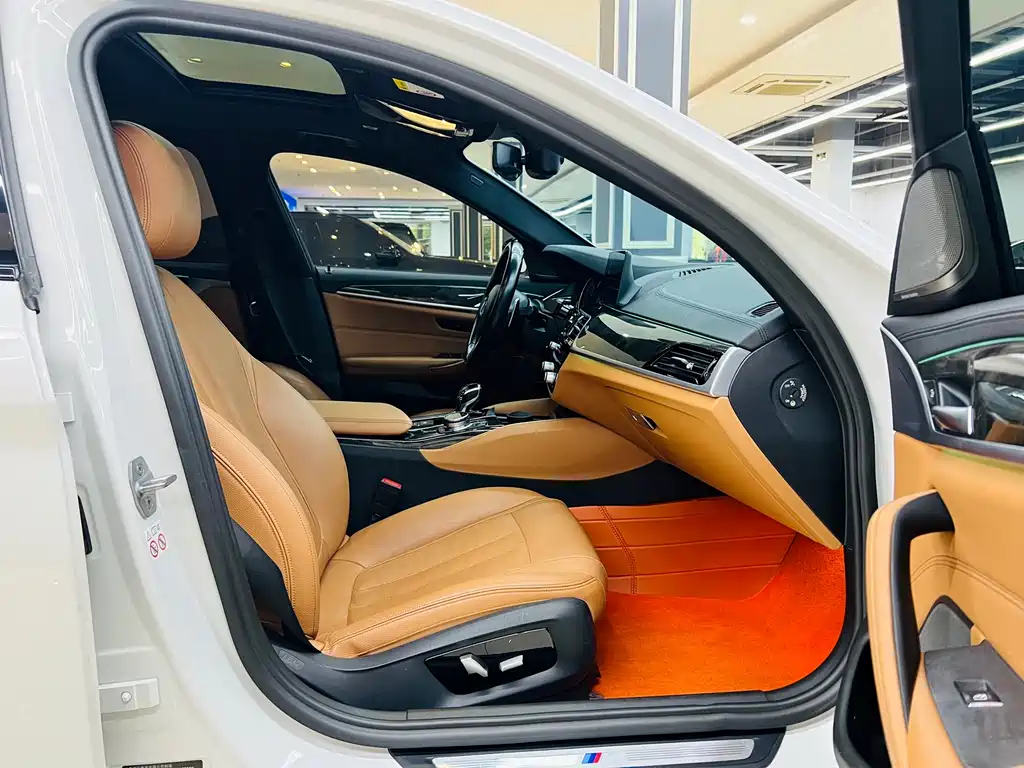 BMW 5 Series 2018 — фото 11