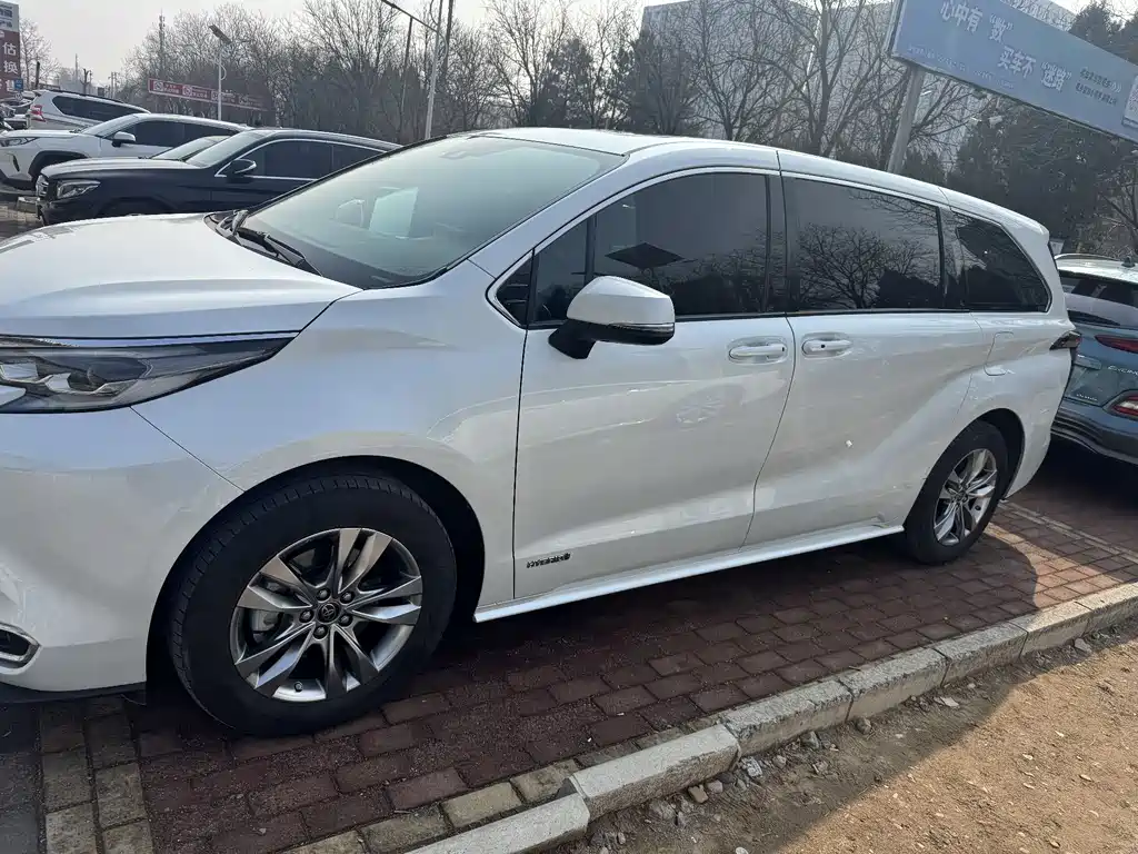 Toyota Sienna 2023 — фото 2