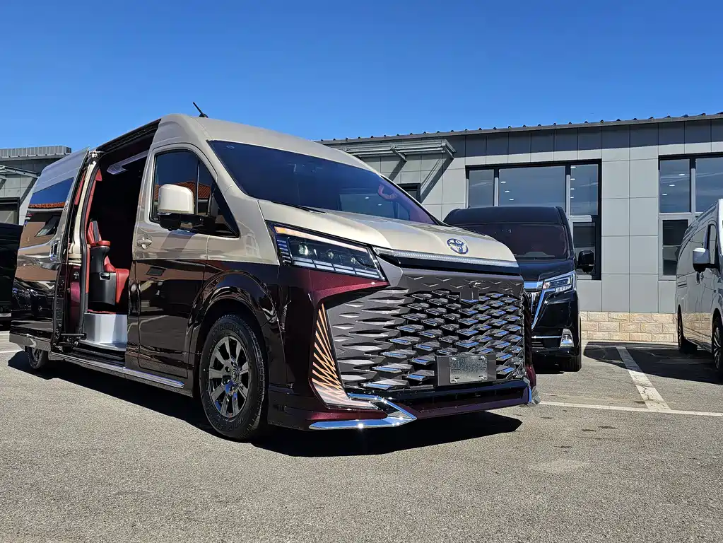 Toyota Hiace — фото 6