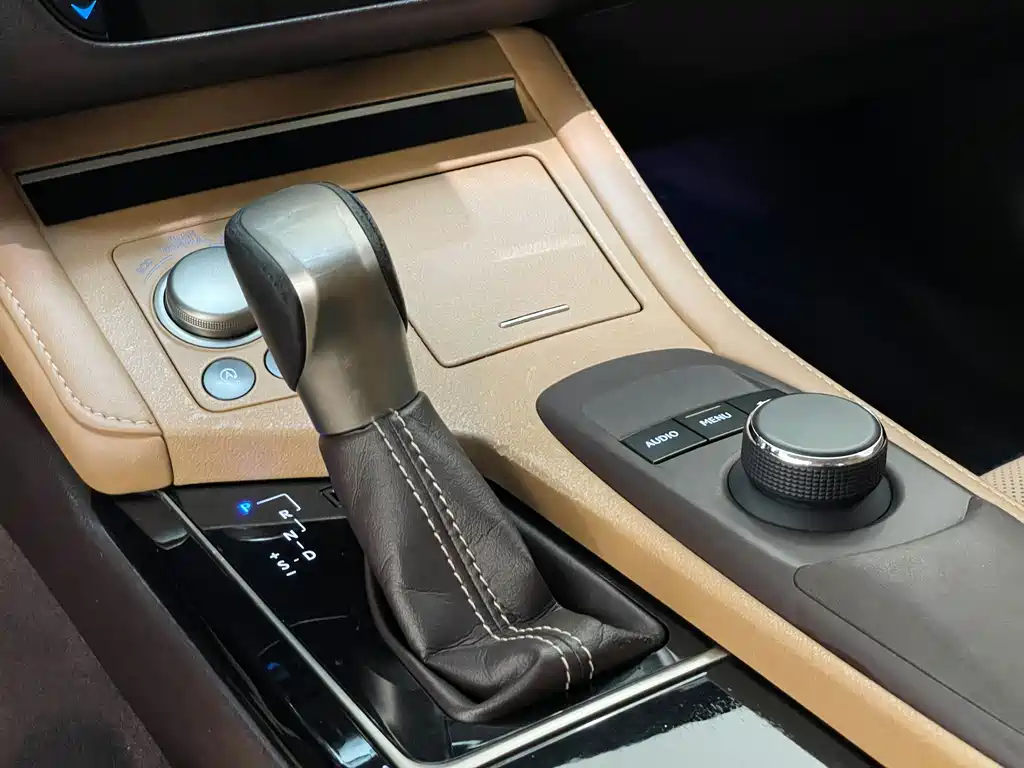 Lexus ES 2016 — фото 15