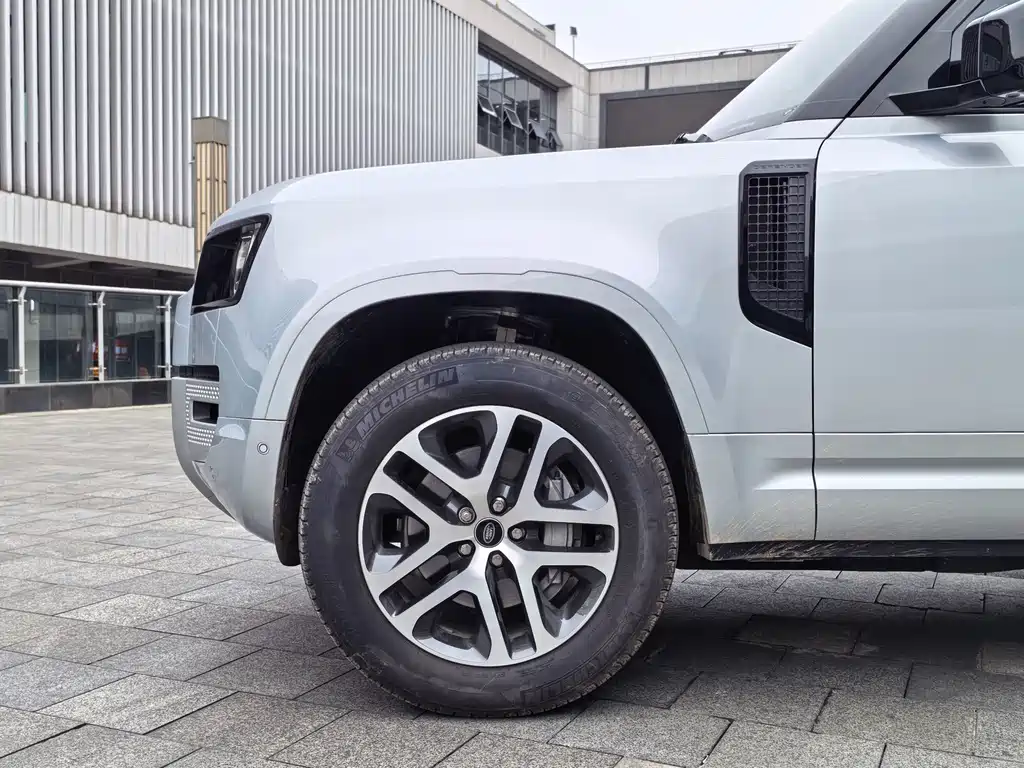 Land Rover Defender 2022