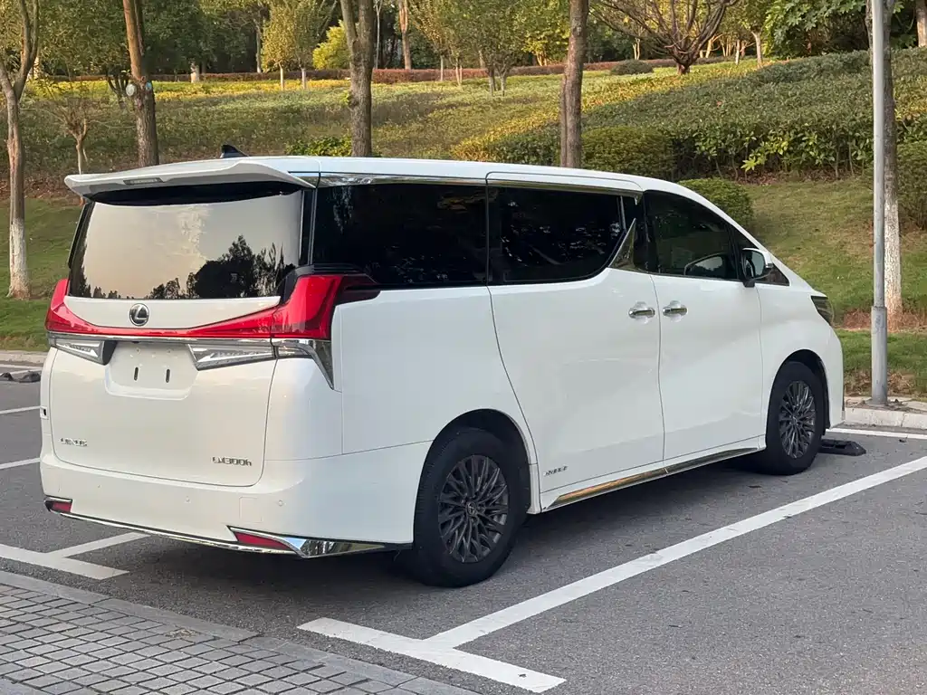 Lexus LM 2021