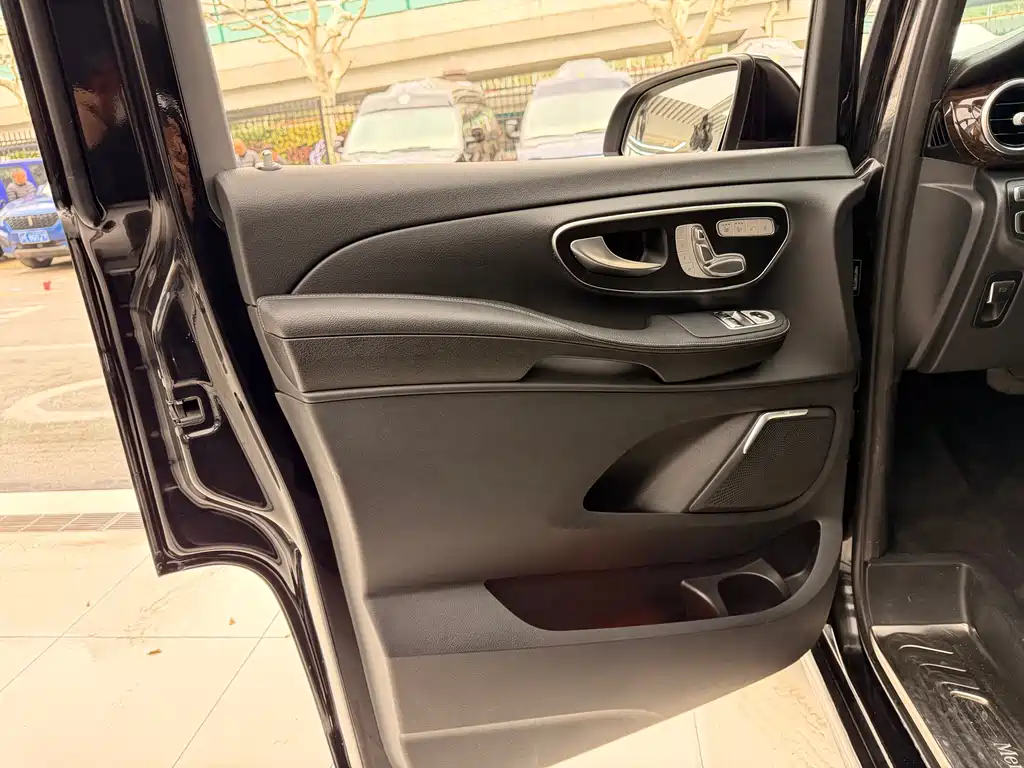 Mercedes-Benz V-Class 2019 — фото 14