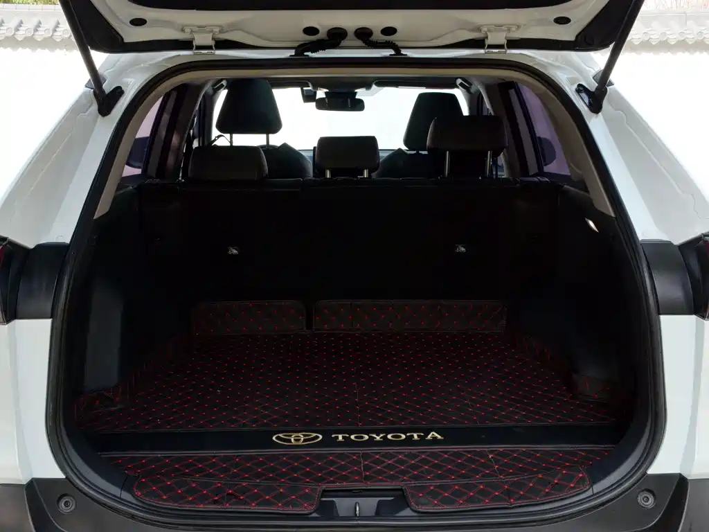 Toyota RAV4 2024 — фото 11