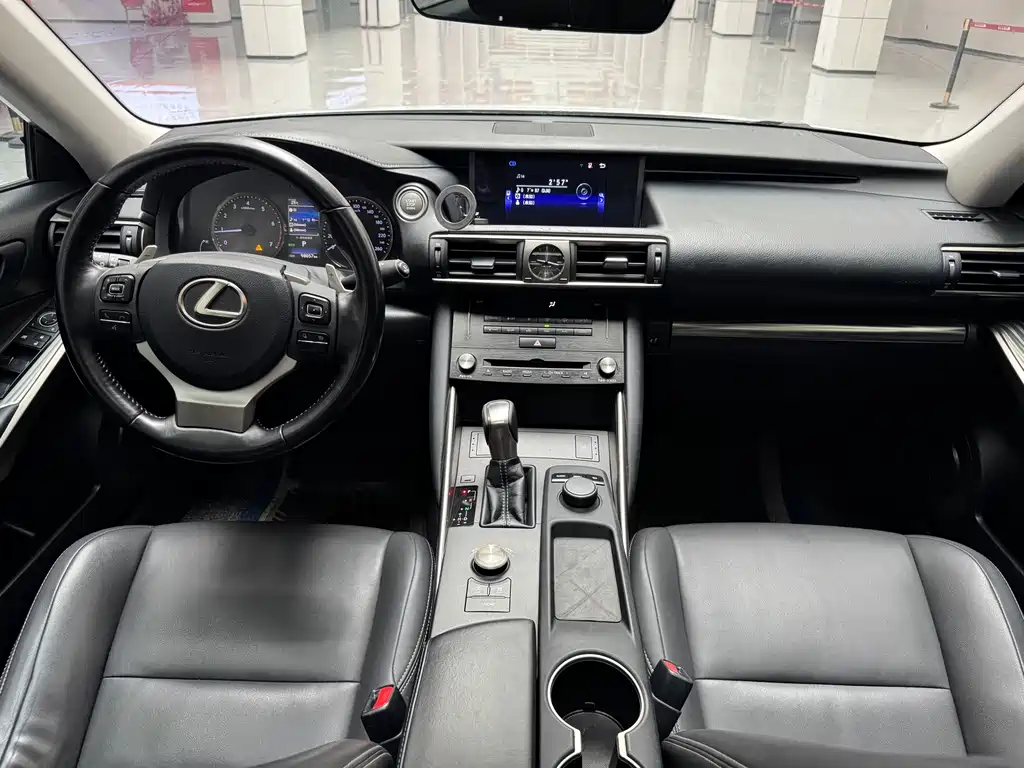 Lexus IS 2017 — фото 15