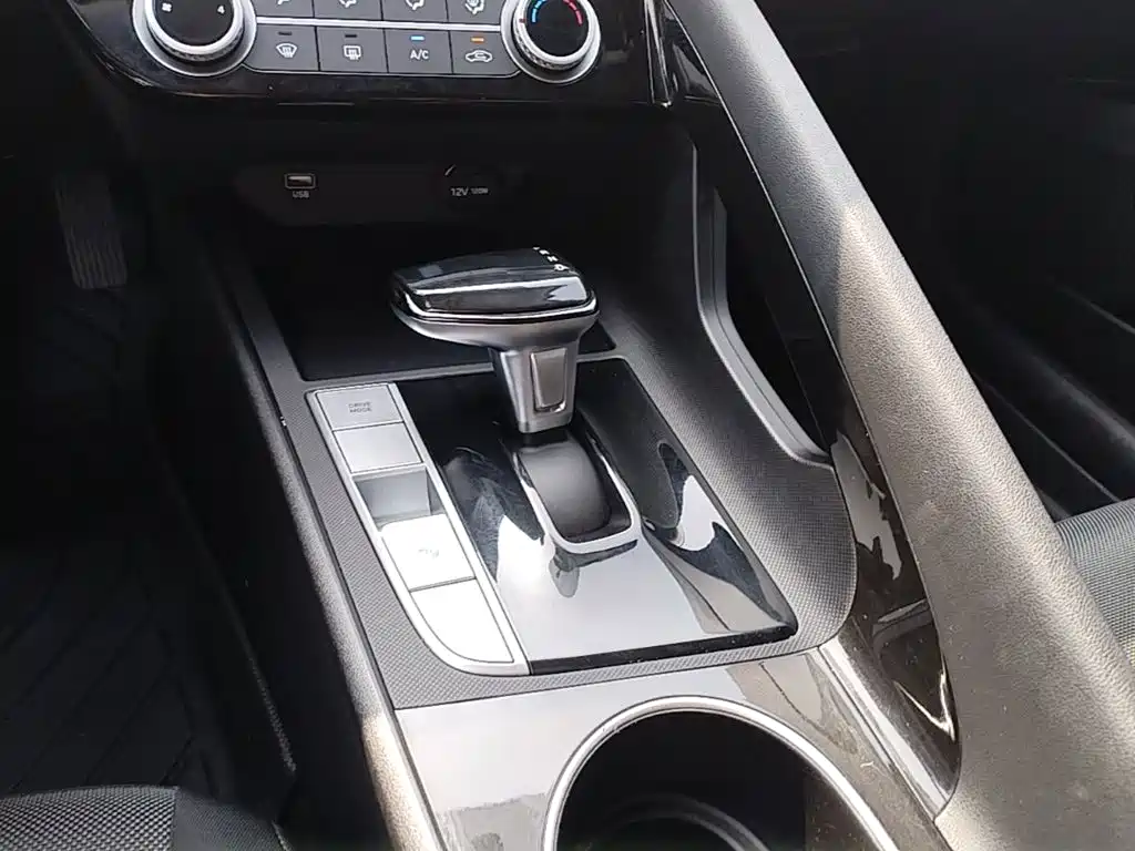 Hyundai Elantra 2023 — фото 14
