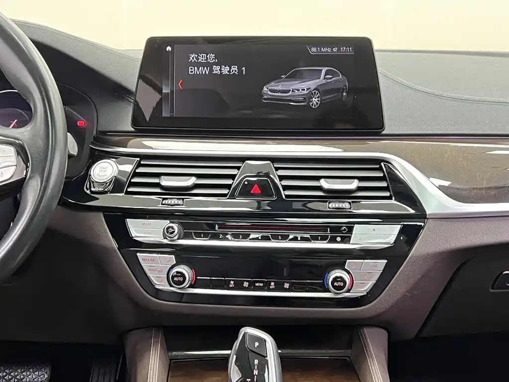 BMW 5 Series 2019 — фото 18