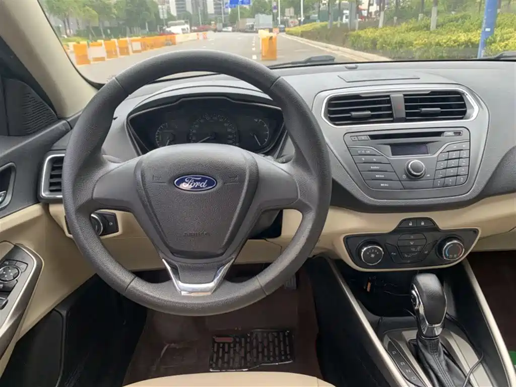 Ford Escort 2015 — фото 15