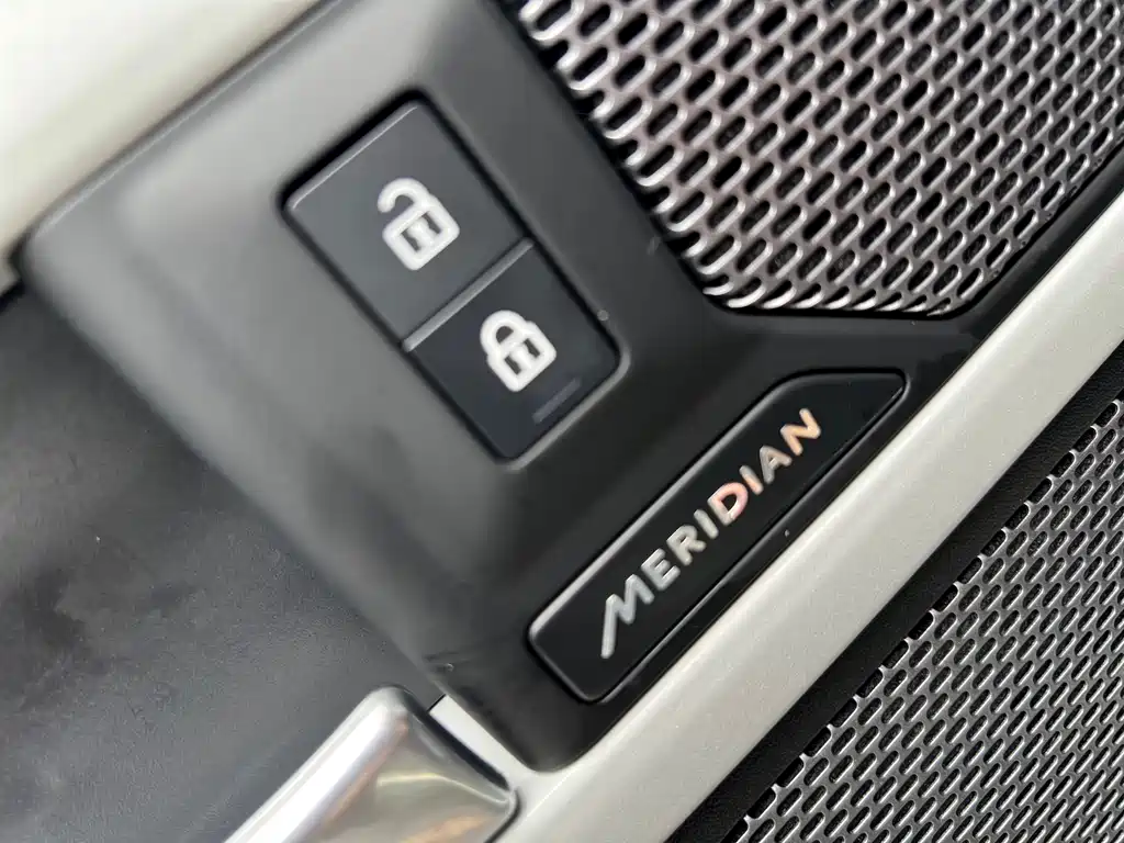 Land Rover Defender 2024 — фото 10