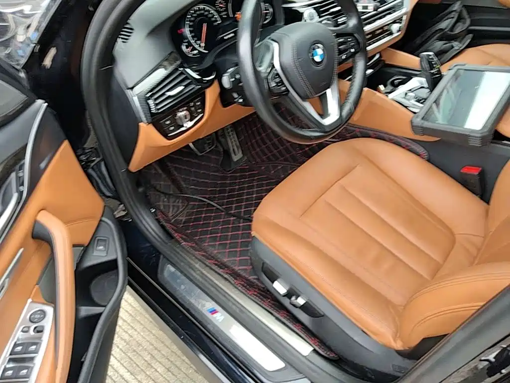 BMW 5 Series 2018 — фото 16