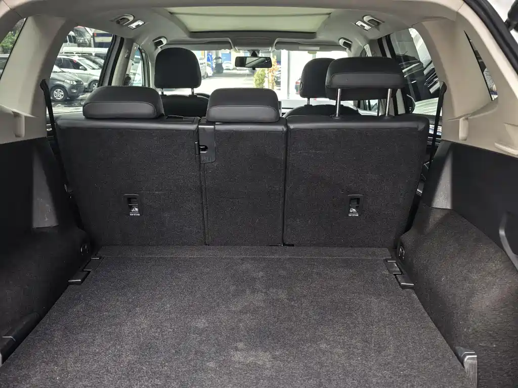 Volkswagen Tiguan L 2023 — фото 10