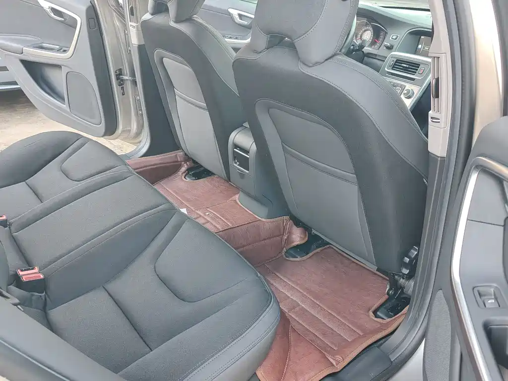 Volvo S60 2015 — фото 13