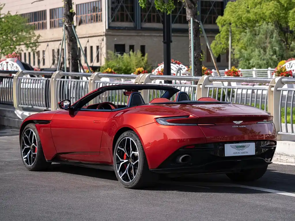 Aston Martin DB11 2018 — фото 6