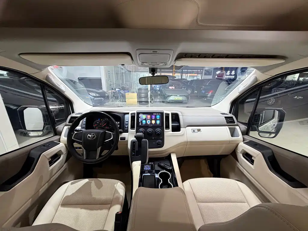 Toyota Hiace 2023 — фото 12