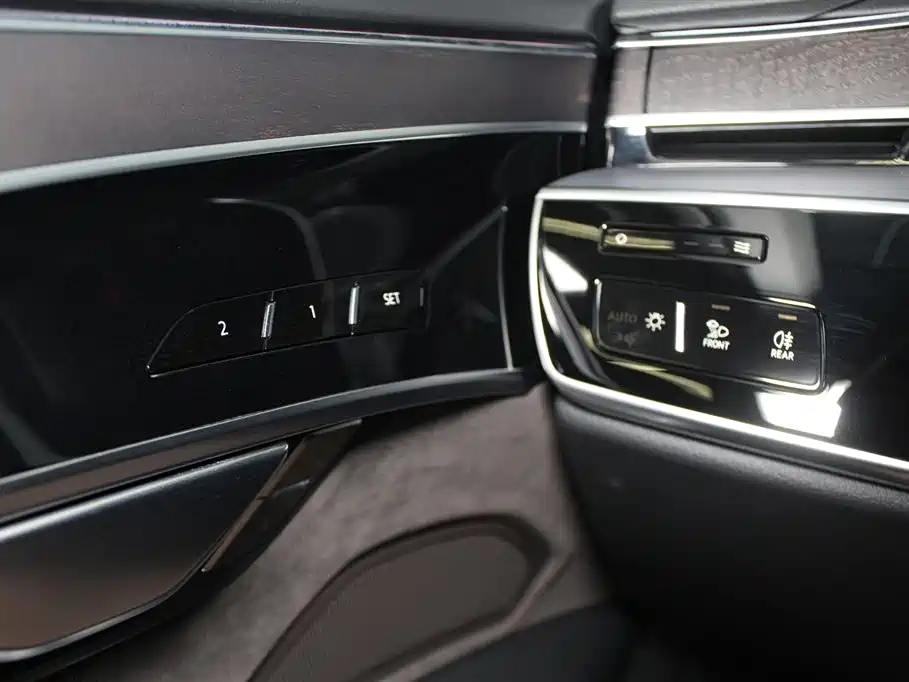 Audi A8 2022 — фото 13