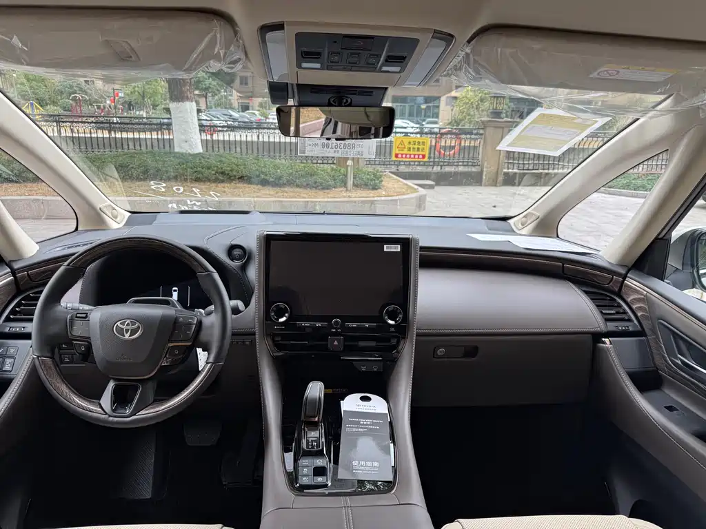 Toyota Alphard — фото 11