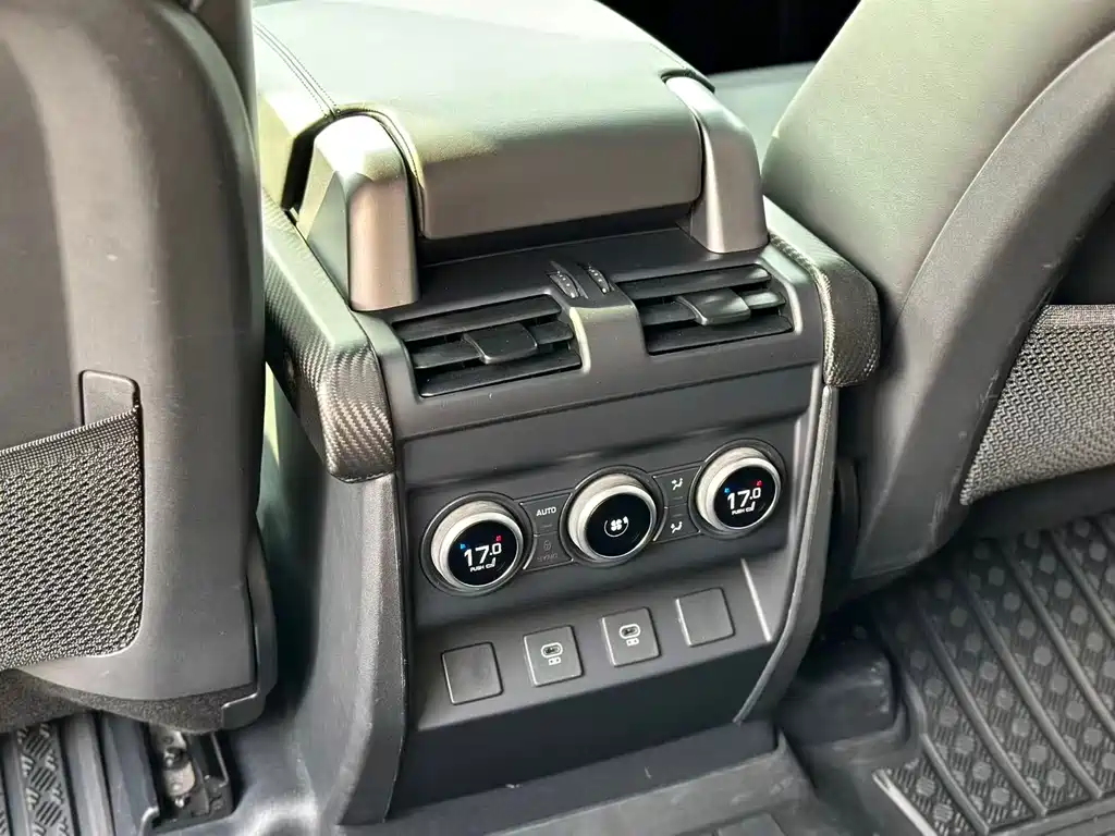 Land Rover Defender 2024 — фото 17